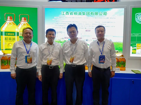 江粮集团产品亮相第五届中国粮食交易大会，省粮食和物资储备局和大成国资集团主要领导参观指导